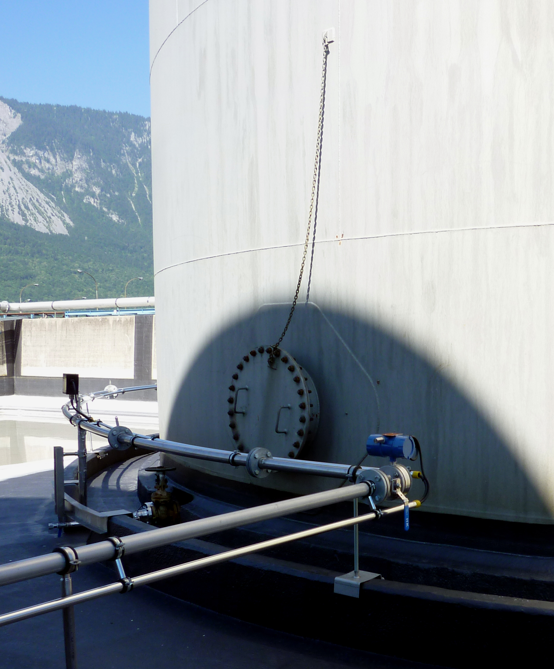 Aussen Hochtank im Tanklager mit Rohrsonde TSS90